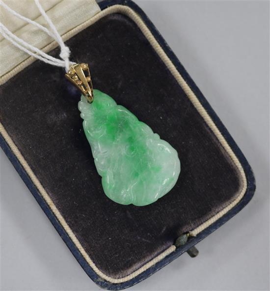 A carved jade pendant with yellow metal bale, pendant 33mm.